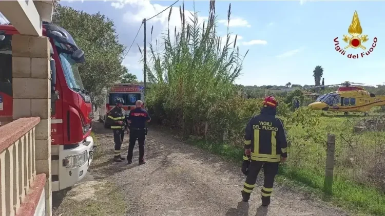 Vigili del fuoco, un carabiniere, ambulanza ed elisoccorso nel terreno di Ispica dove un uomo è rimasto ustionato