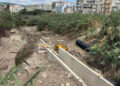 Muri in cemento del nuovo canale e un tubo nero corrugato tra i canneti, nel cantiere di valle di via Noce a Scicli