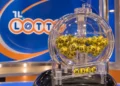 Urna trasparente del lotto con palline gialle numerate e quattro numeri estratti, 24, 8, 17 e 56, davanti al logo Lotto