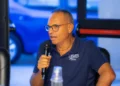 Il coach della Virtus Ragusa Gianni Recupido parla al microfono con polo blu e occhiali, alla vigilia della trasferta a Catanzaro