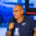 Il coach della Virtus Ragusa Gianni Recupido parla al microfono con polo blu e occhiali, alla vigilia della trasferta a Catanzaro