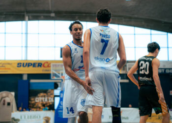 Due giocatori della Virtus Ragusa in maglia bianca si danno la mano in campo, sullo sfondo un avversario di Termoli in maglia nera