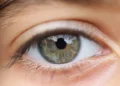 Primo piano di un occhio verde per le visite oculistiche gratuite a Ragusa. Immagine generata con intelligenza artificiale