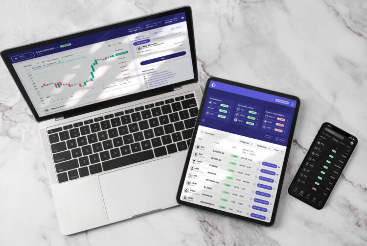 Laptop, tablet e smartphone su un piano di marmo mostrano grafici e quotazioni