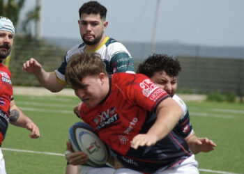 Il pilone del XV del Sud-Est Giuseppe Liistro in primo piano con il pallone ovale in mano